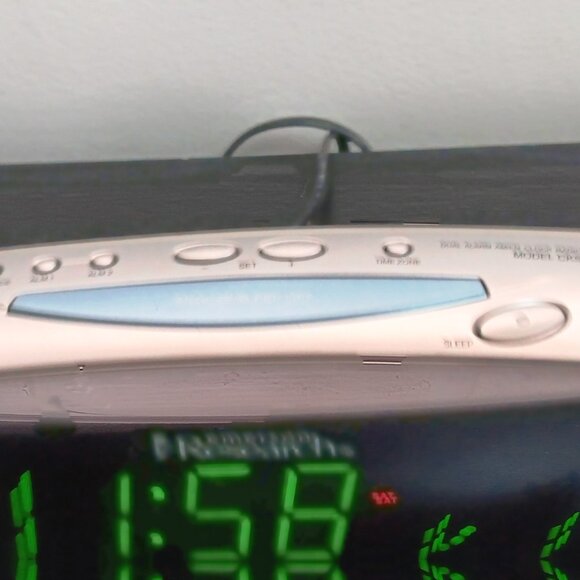 Emerson Research Dual Alarm Clock Radio - Picture 3 of 6
